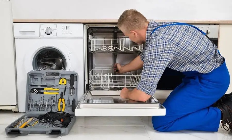 Söğütlü Ariston servisi teknisyen ekibi beyaz eşya tamiri yaparken